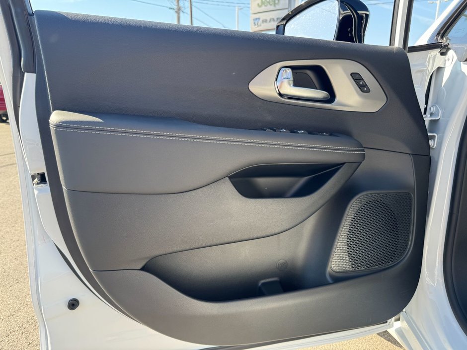 Chrysler PACIFICA SELECT AWD 2026