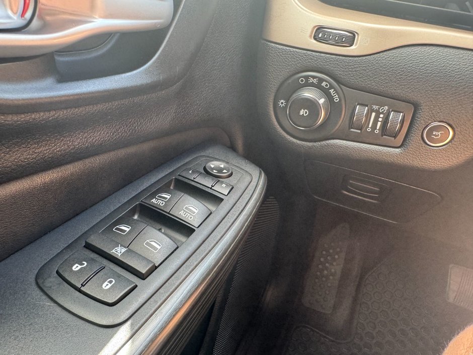 2016 Jeep Cherokee North North / Heated Seats