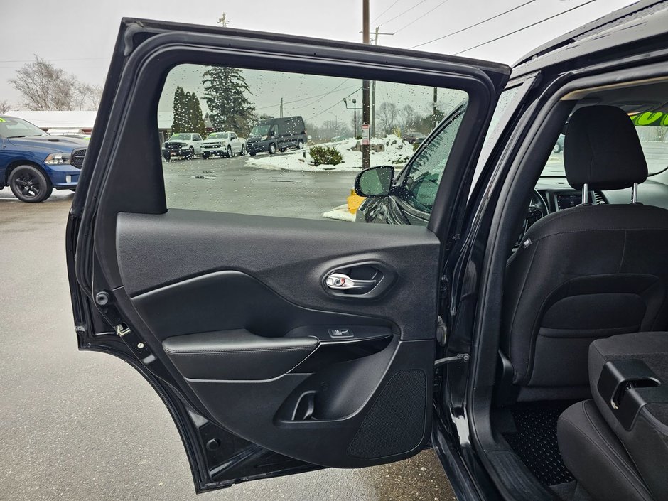 2019 Jeep Cherokee North-41