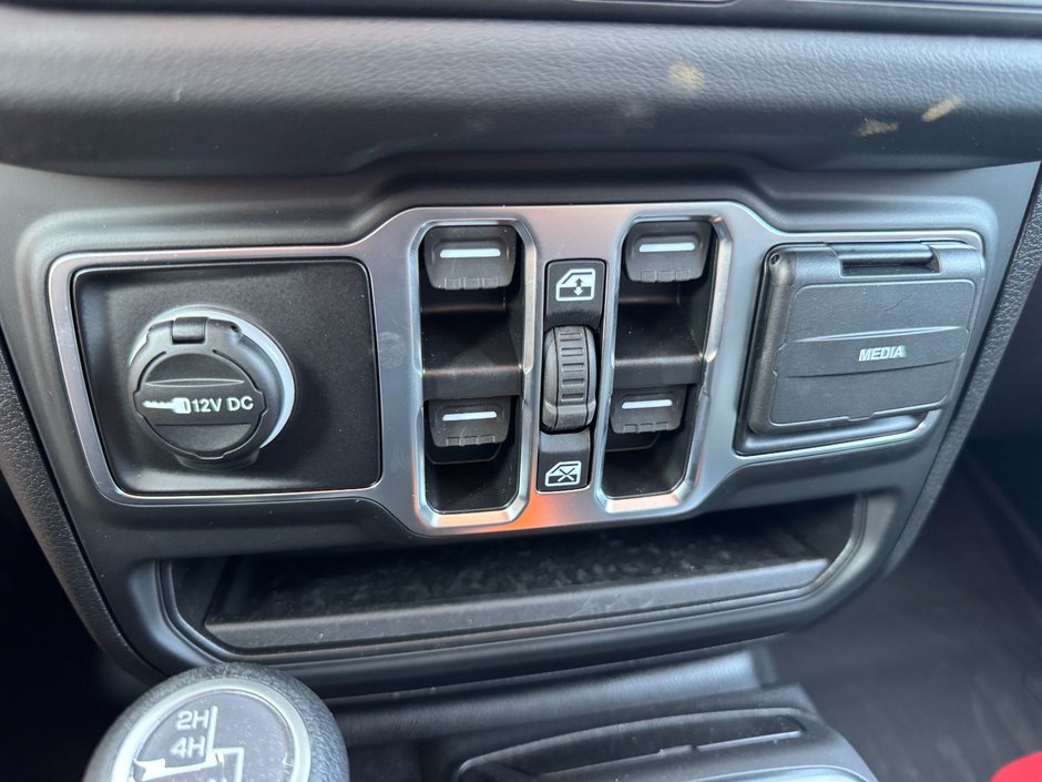 2025 Jeep WRANGLER 4-Door SAHARA