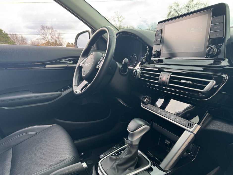 2023 Kia Seltos EX EX / Heated Seats