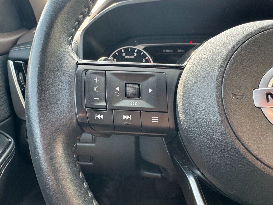 2021 Nissan Rogue SV SV / Moonroof / Heated Seats / Apple Carplay / And