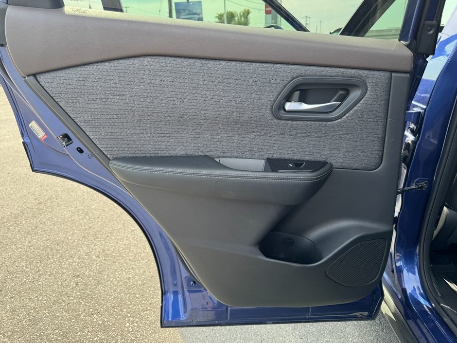 2021 Nissan Rogue SV SV / Moonroof / Heated Seats / Apple Carplay / And