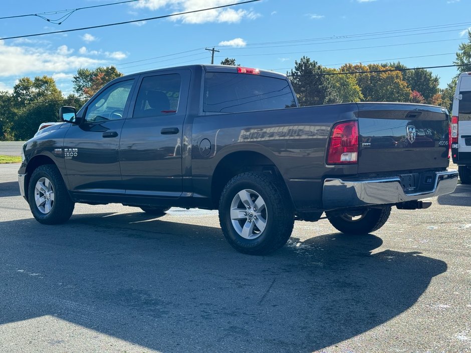 2022 Ram 1500 SLT Classic SLT / HEMI / CREW CAB