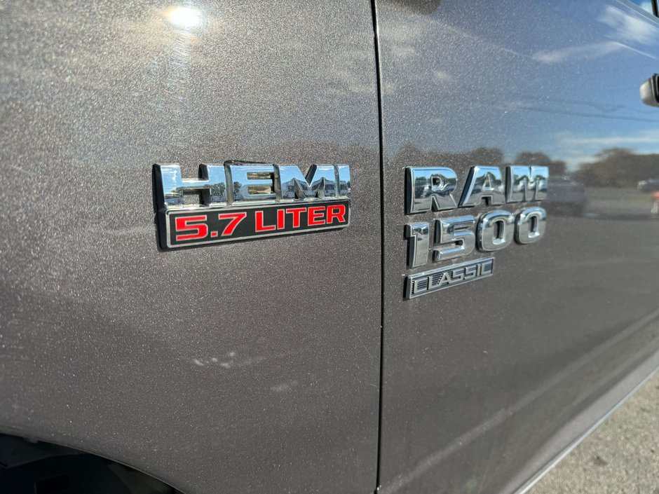 2022 Ram 1500 SLT Classic SLT / HEMI / CREW CAB