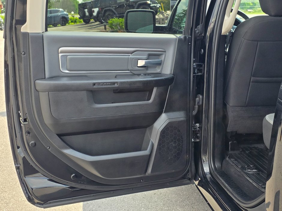 2022 Ram 1500 Classic SLT SLT / Hitch / Brake Controller
