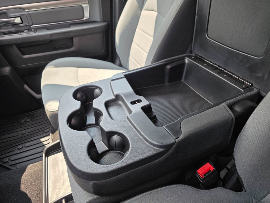 2023 Ram 1500 Classic SLT SLT / Hemi / Hitch / Brake Controller