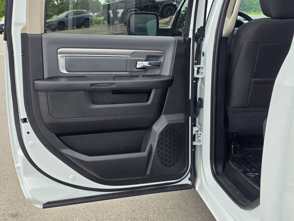 2023 Ram 1500 Classic SLT SLT / Hemi / Hitch / Brake Controller