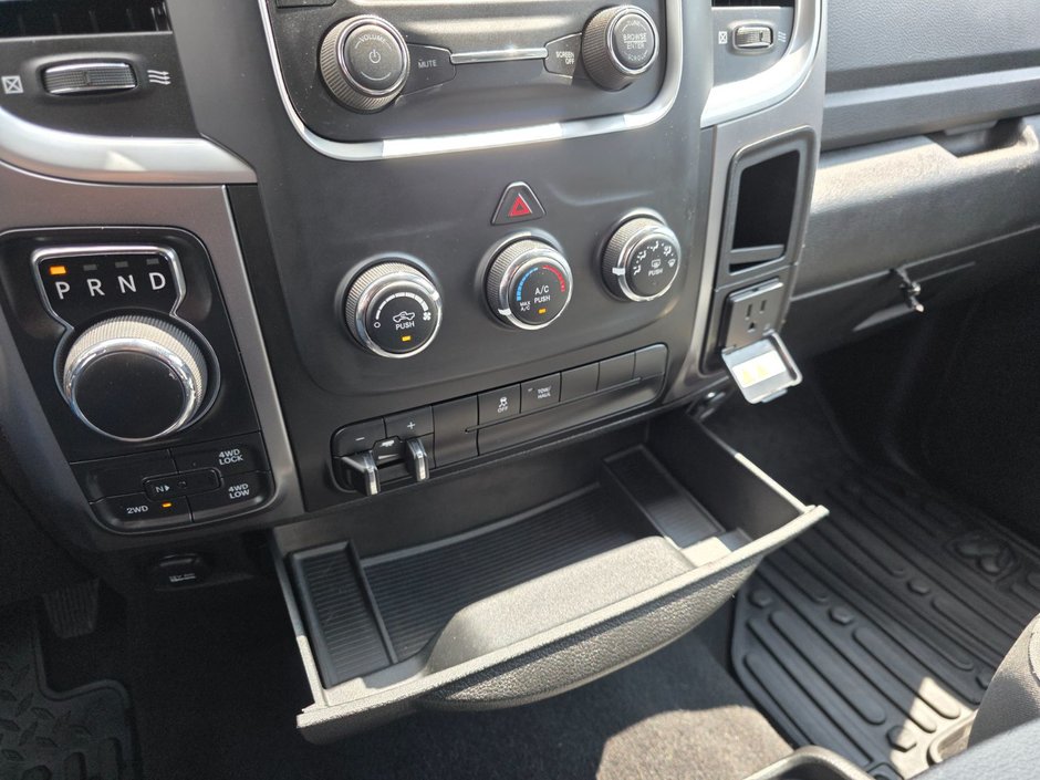 2023 Ram 1500 Classic SLT SLT / Hemi / Hitch / Brake Controller