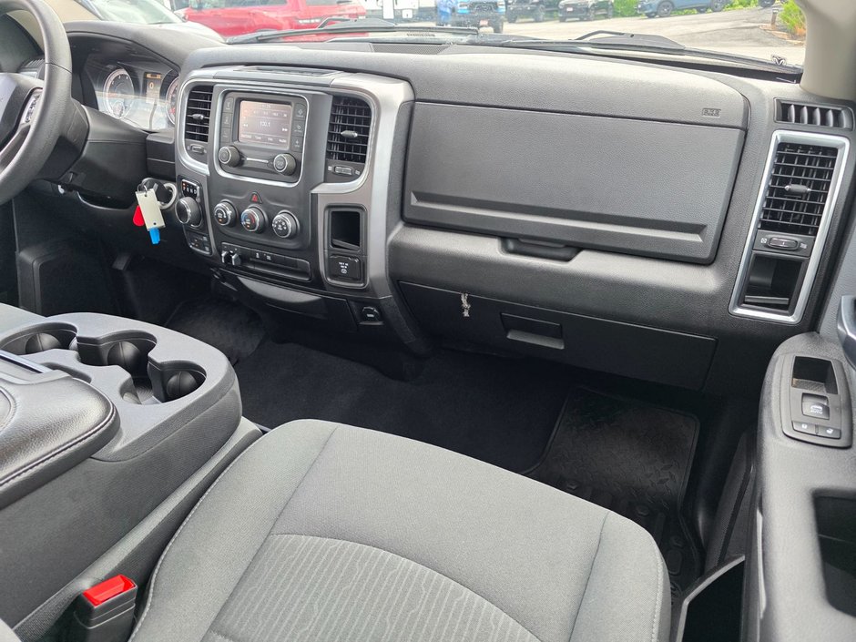 2023 Ram 1500 Classic SLT SLT / Hemi / Hitch / Brake Controller
