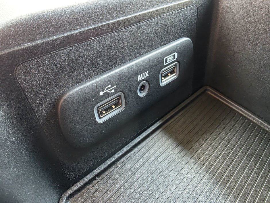 2023 Ram 1500 Classic SLT SLT / Hemi / Hitch / Brake Controller