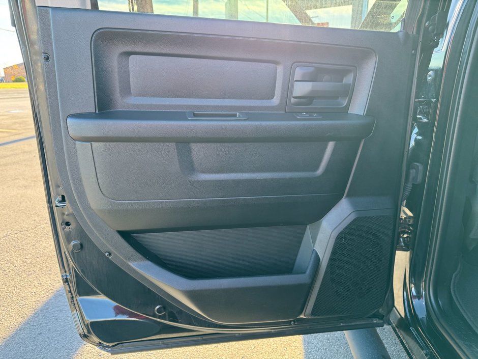 2023 Ram 1500 Classic Express-29