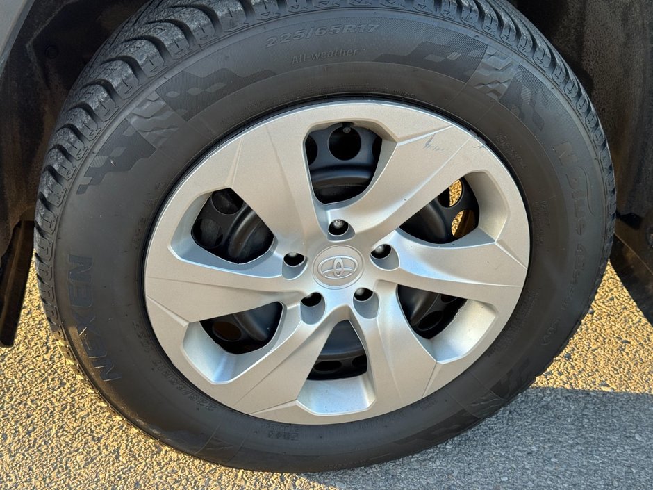 Toyota RAV4 LE 2023-4