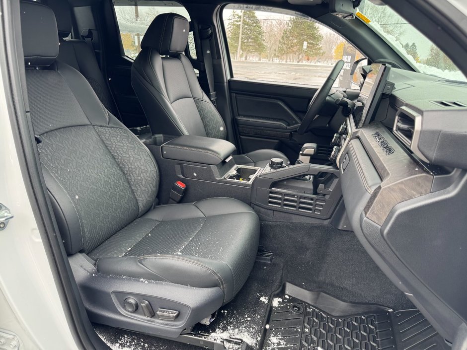 2025 Toyota Tacoma Hybrid / Navigation / Power Side Steps-9