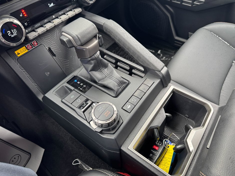 2025 Toyota Tacoma Hybrid / Navigation / Power Side Steps-25