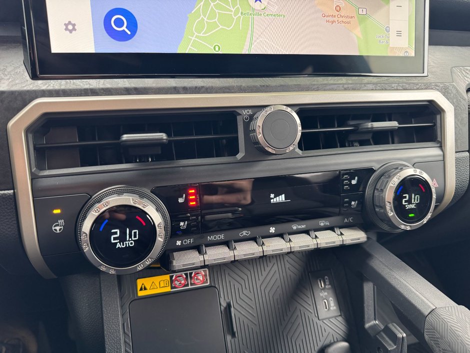 2025 Toyota Tacoma Hybrid / Navigation / Power Side Steps-24