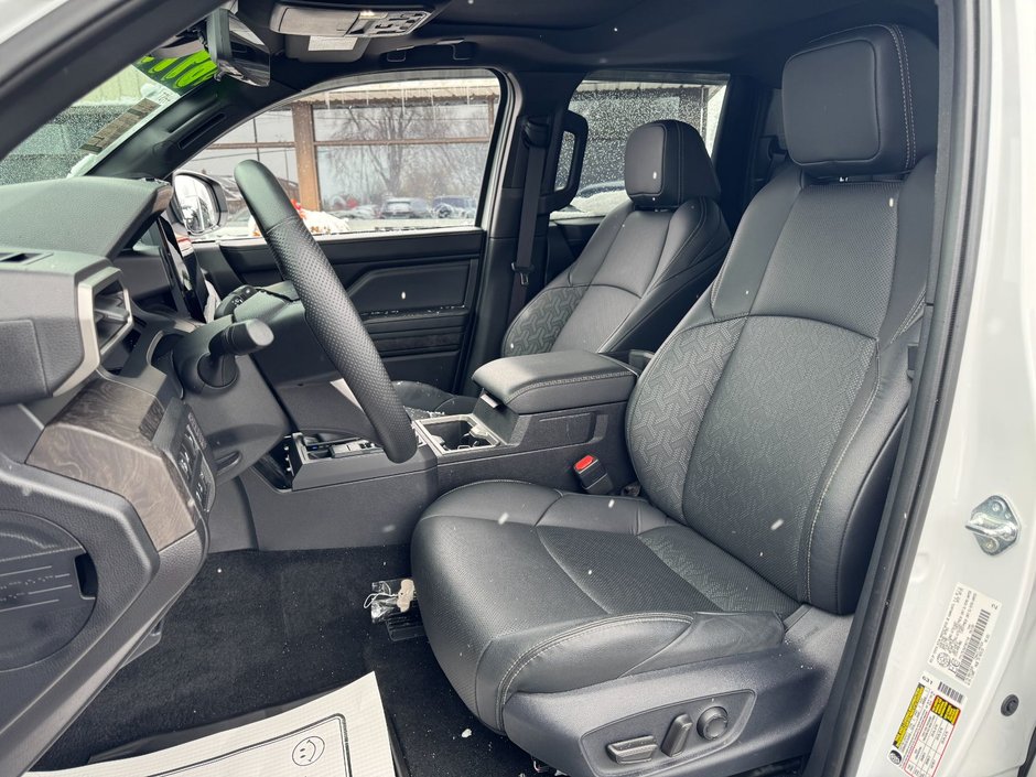 2025 Toyota Tacoma Hybrid / Navigation / Power Side Steps-8