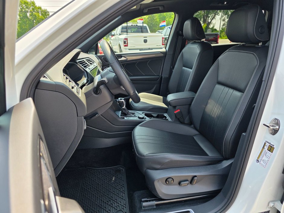 Volkswagen Tiguan Comfortline R-Line Black 2024 Comfortline R-Line Black / Heated Seats