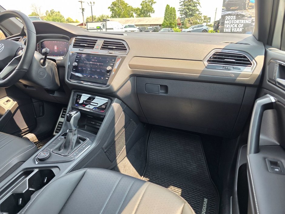 Volkswagen Tiguan Comfortline R-Line Black 2024 Comfortline R-Line Black / Heated Seats