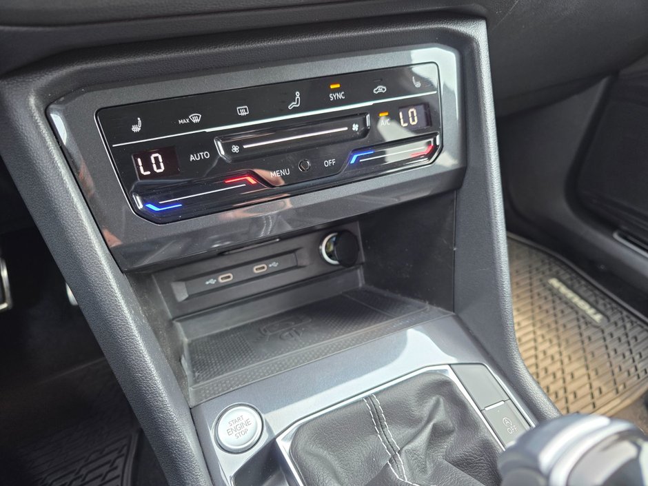 Volkswagen Tiguan Comfortline R-Line Black 2024 Comfortline R-Line Black / Heated Seats