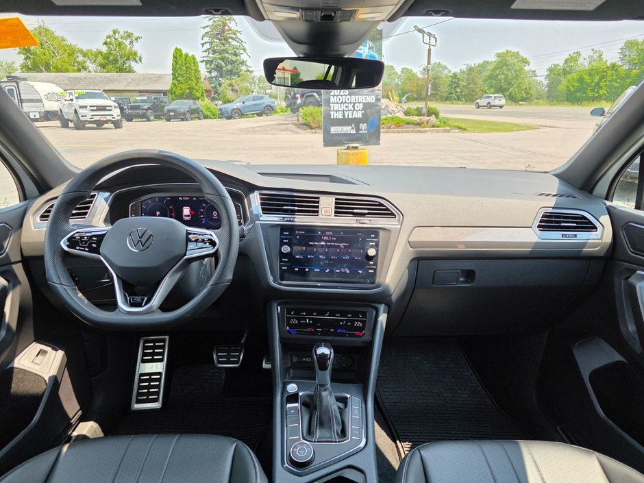 Volkswagen Tiguan Comfortline R-Line Black 2024 Comfortline R-Line Black / Heated Seats