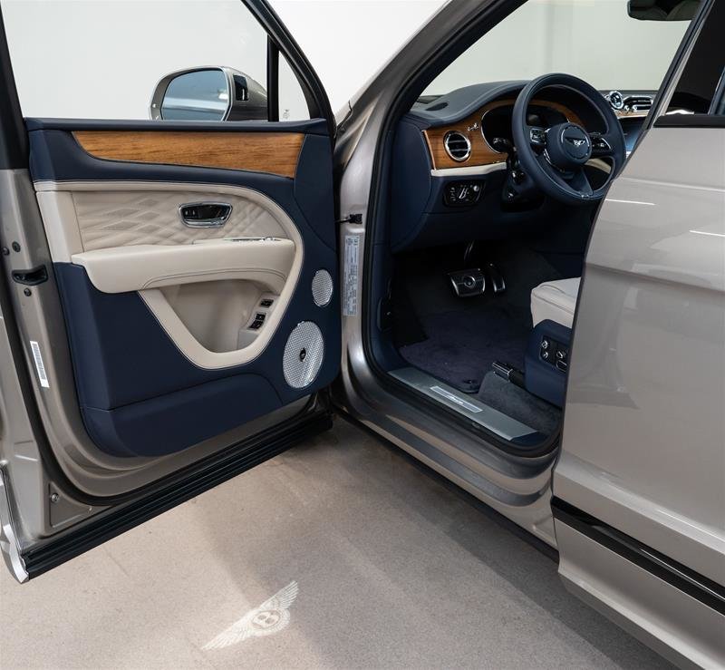Bentley Bentayga EWB Azure 2023-20