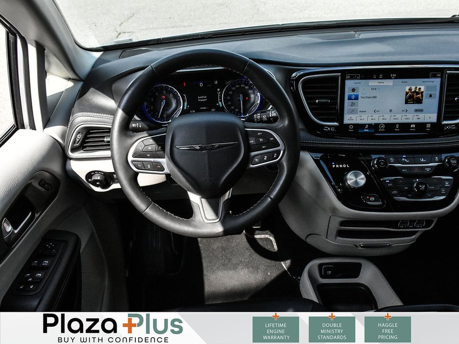 2023 Chrysler Pacifica Touring L 3rd Row Seating l Leather l Back Up Camera