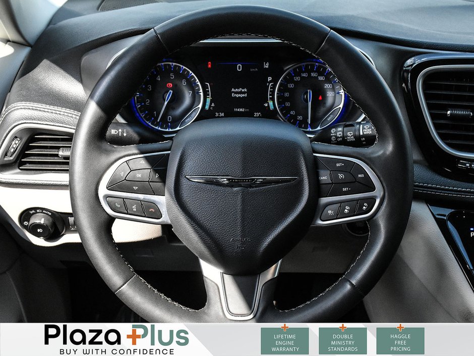 2023 Chrysler Pacifica Touring L 3rd Row Seating l Leather l Back Up Camera