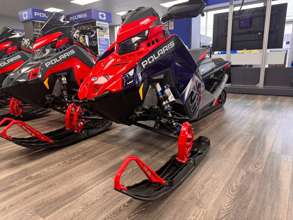 Polaris INDY XCR 9R 136 MIDNIGHT BLUE METALLIC & INDY RED 2025