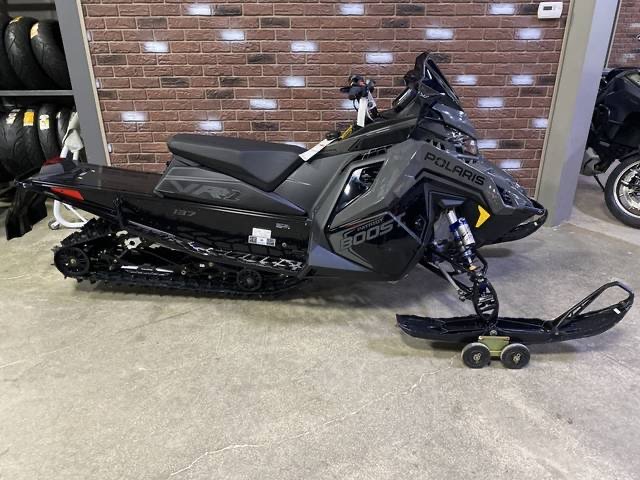 Polaris INDYVR1 BOOST 137 Shadow Gray / Gloss Black 2025