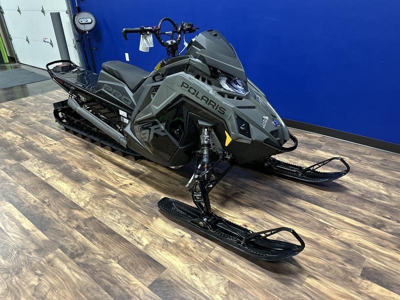 2025 Polaris PRO RMK 9R 155 Shadow Gray / Gloss Black
