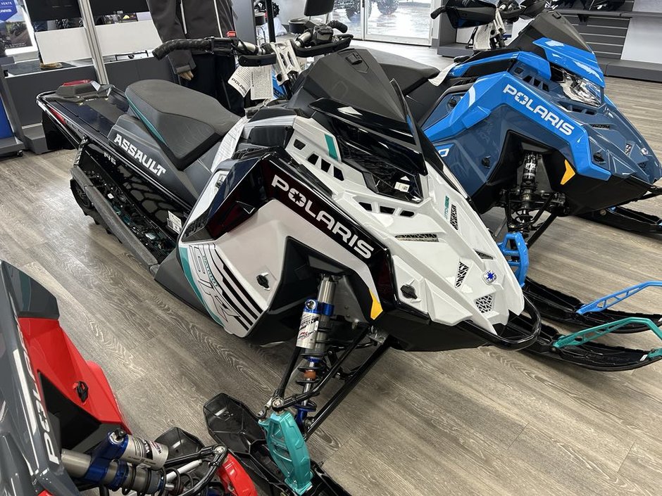 2025 Polaris SWITCHBACK 9R 146 E.S 2.0 WHITE METALLIC & RADIANT GREEN