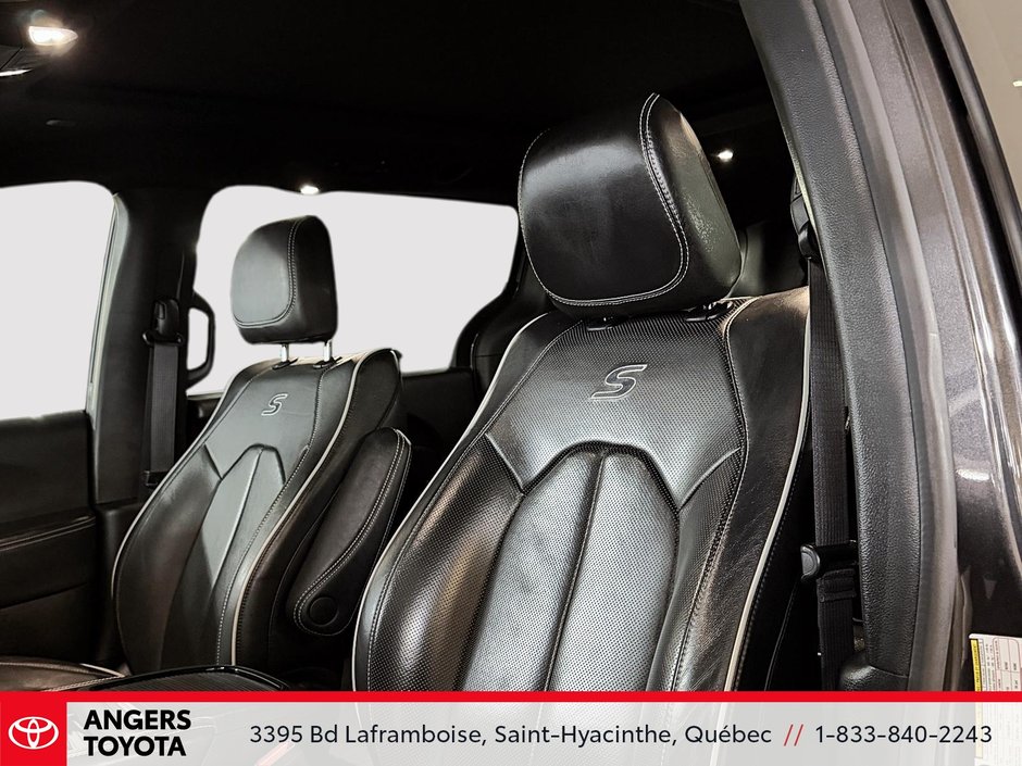 Chrysler Pacifica Hybrid Limited 2023-10