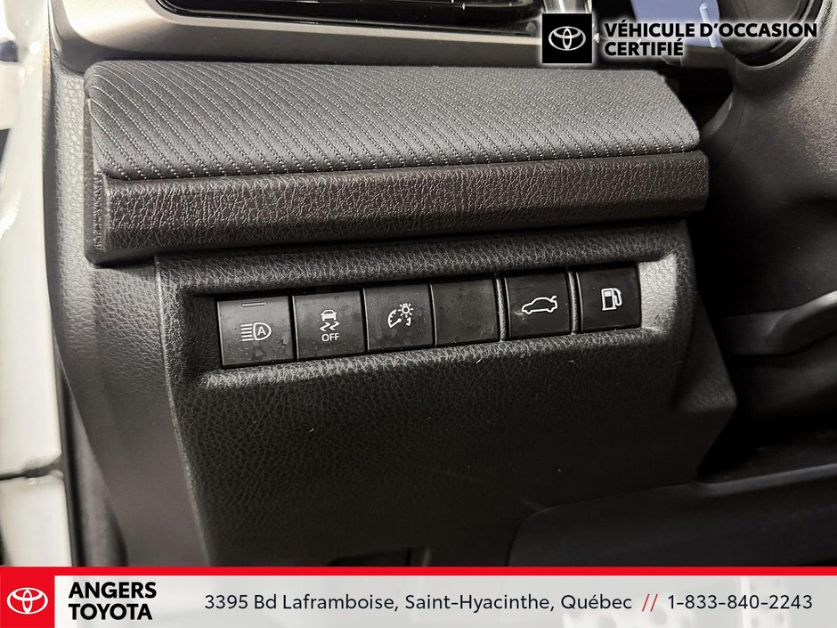 Toyota Camry Hybrid SE 2025-12