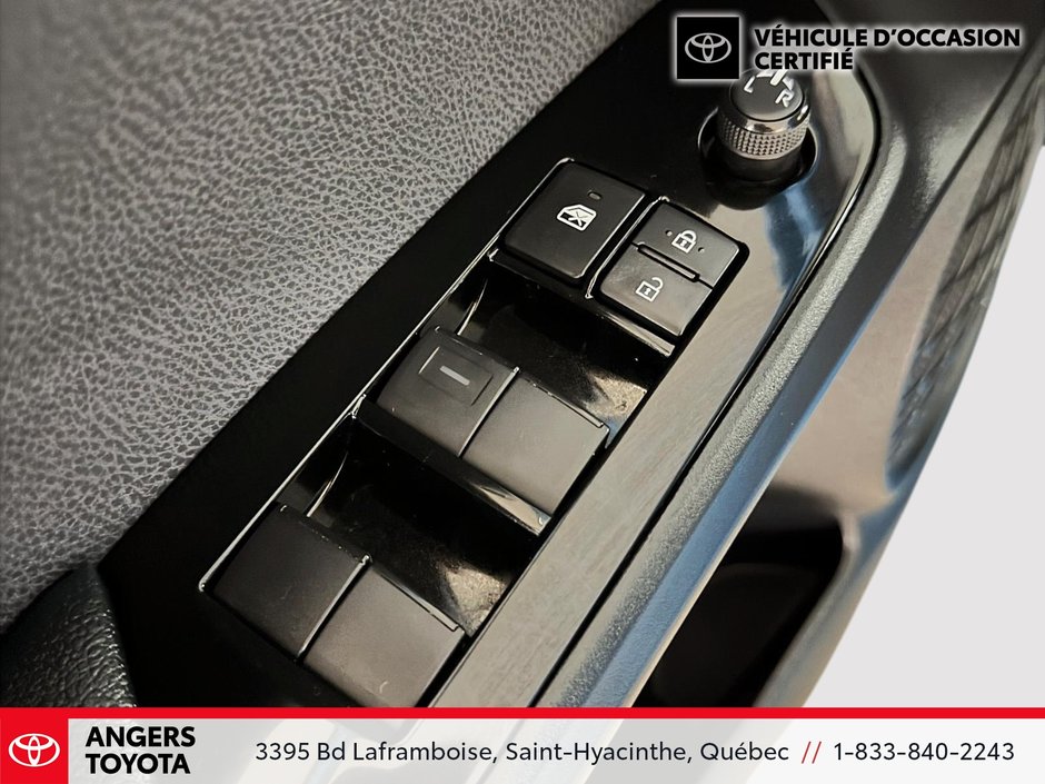 2022 Toyota Prius Prime UPGRADE-8