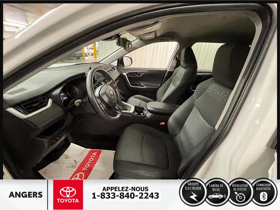 Toyota RAV4 LE AWD 2020-9