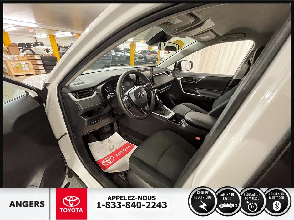 Toyota RAV4 LE AWD 2020-8