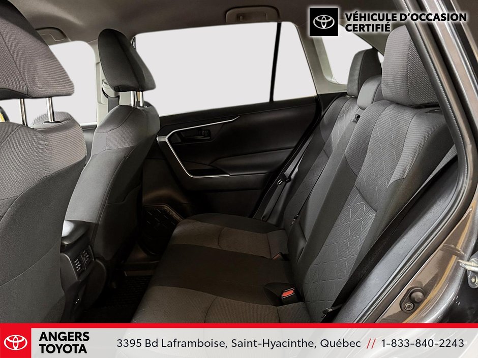 Toyota RAV4 LE 2025-7