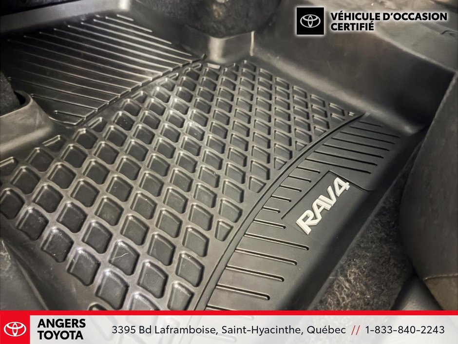 Toyota RAV4 LE 2025-18