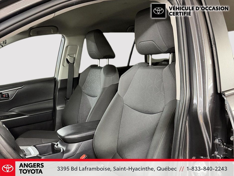 Toyota RAV4 LE 2025-6