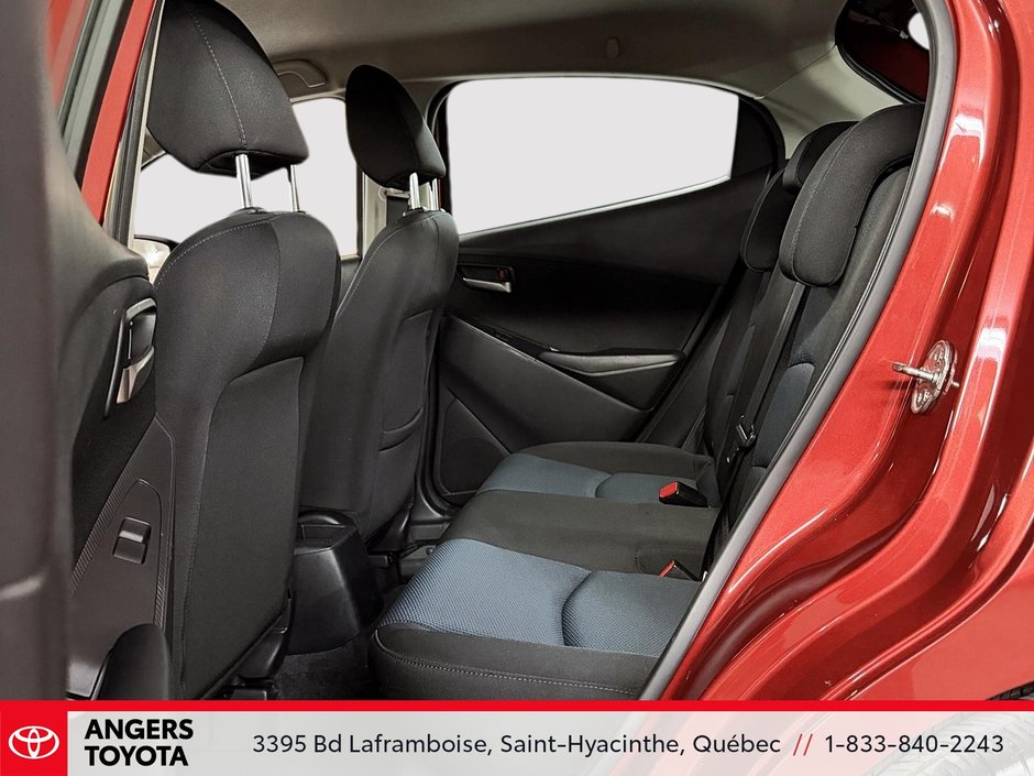 Toyota Yaris Hatchback LE 2020-8