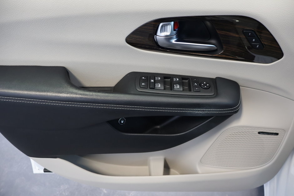 2022 Chrysler Pacifica Hybrid LIMITED Hybrid-Branchable-19