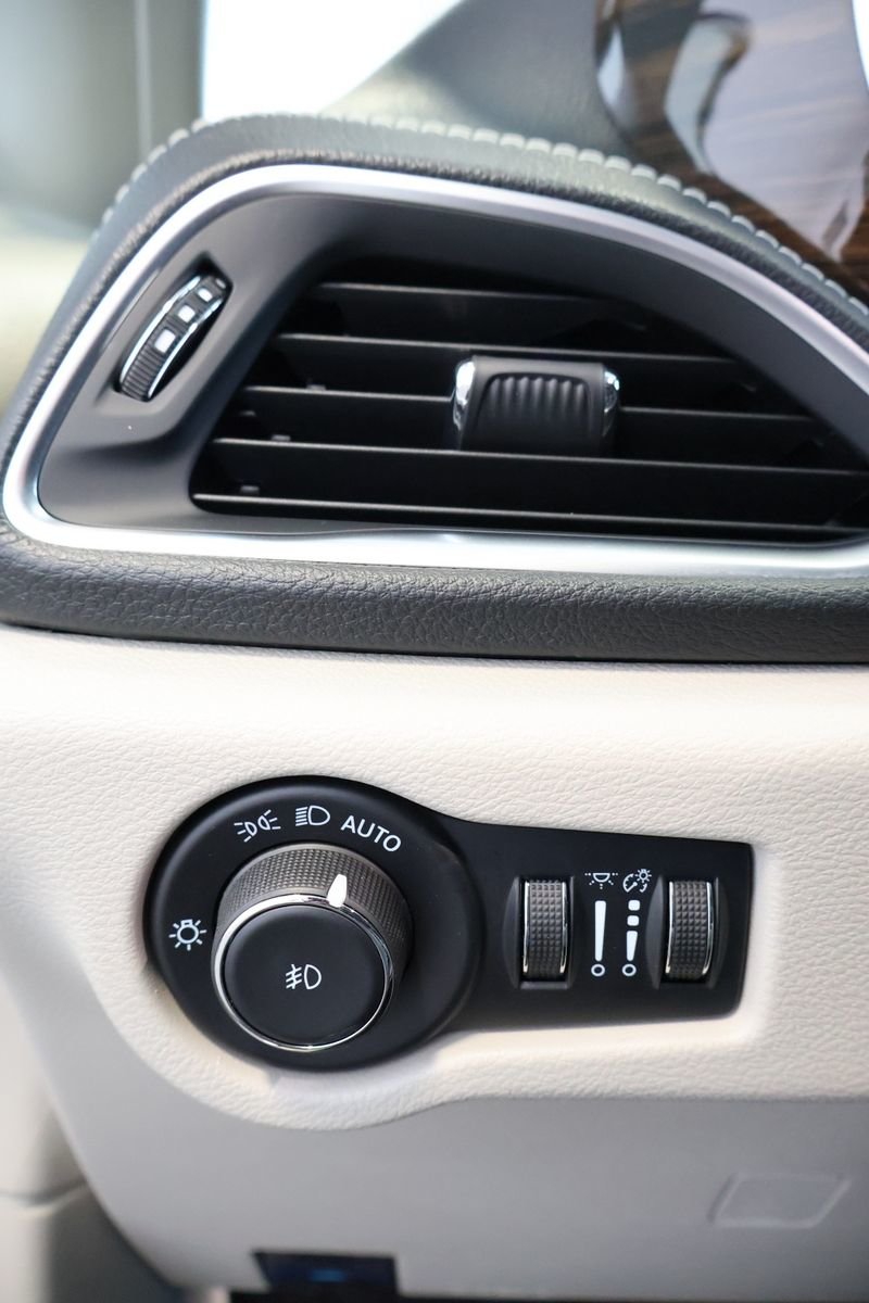 2022 Chrysler Pacifica Hybrid LIMITED Hybrid-Branchable-18