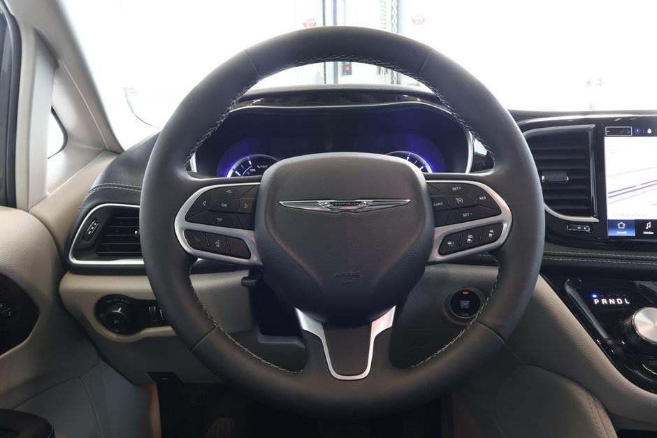 2023 Chrysler Pacifica Hybrid Limited Hybrid Branchable-11