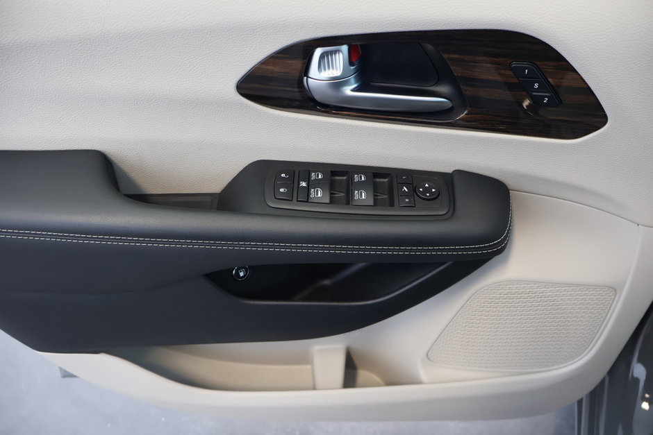 2023 Chrysler Pacifica Hybrid Limited Hybrid Branchable-20