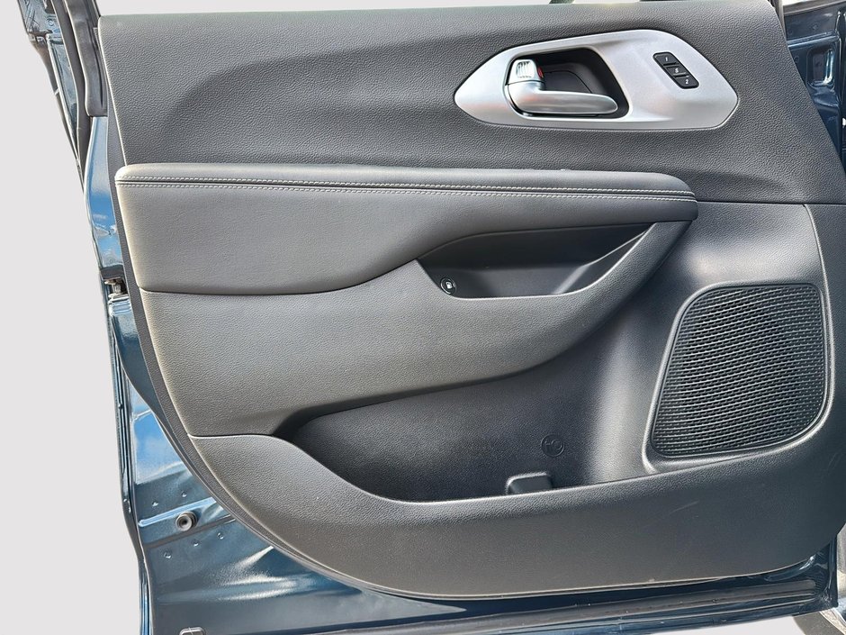 2023 Chrysler Pacifica Hybrid Touring L-10