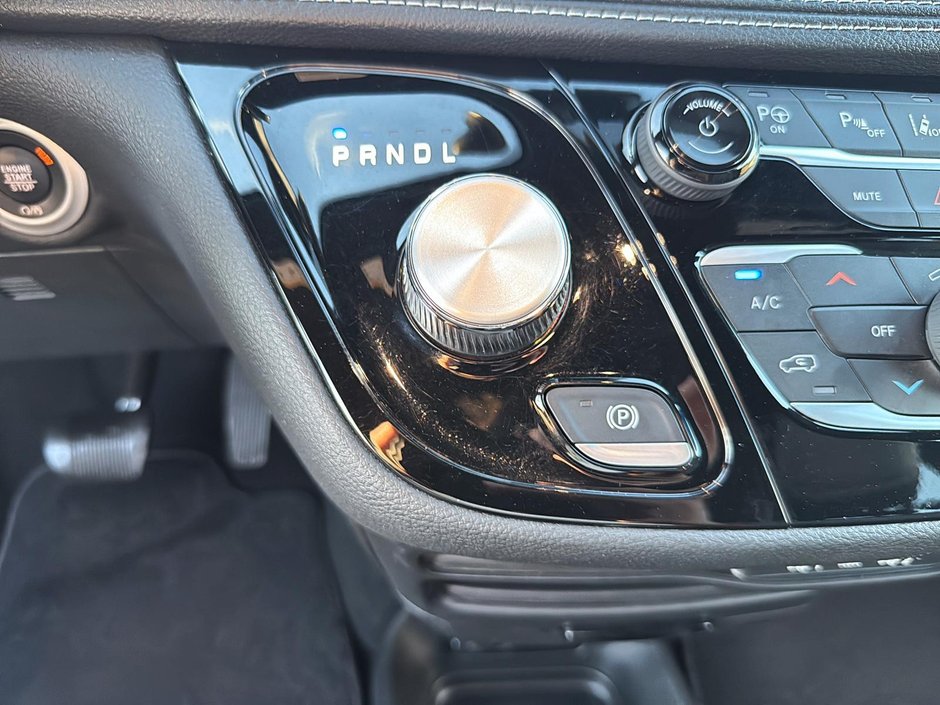 Chrysler Pacifica Touring L 2023-14