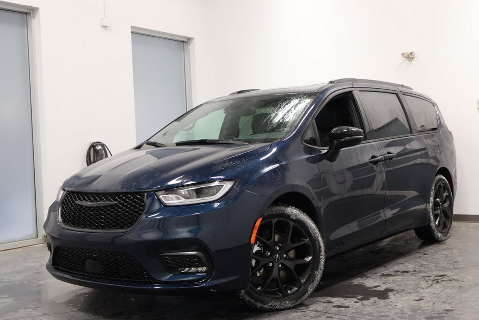 2024 Chrysler Pacifica TOURING L in Sherbrooke, Quebec