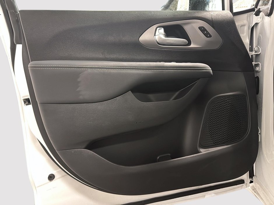 2026 Chrysler Pacifica SELECT-10