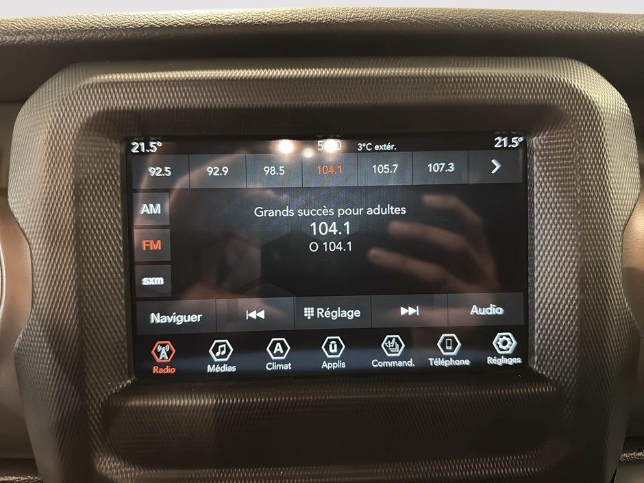 Jeep Gladiator Willys 2023-18